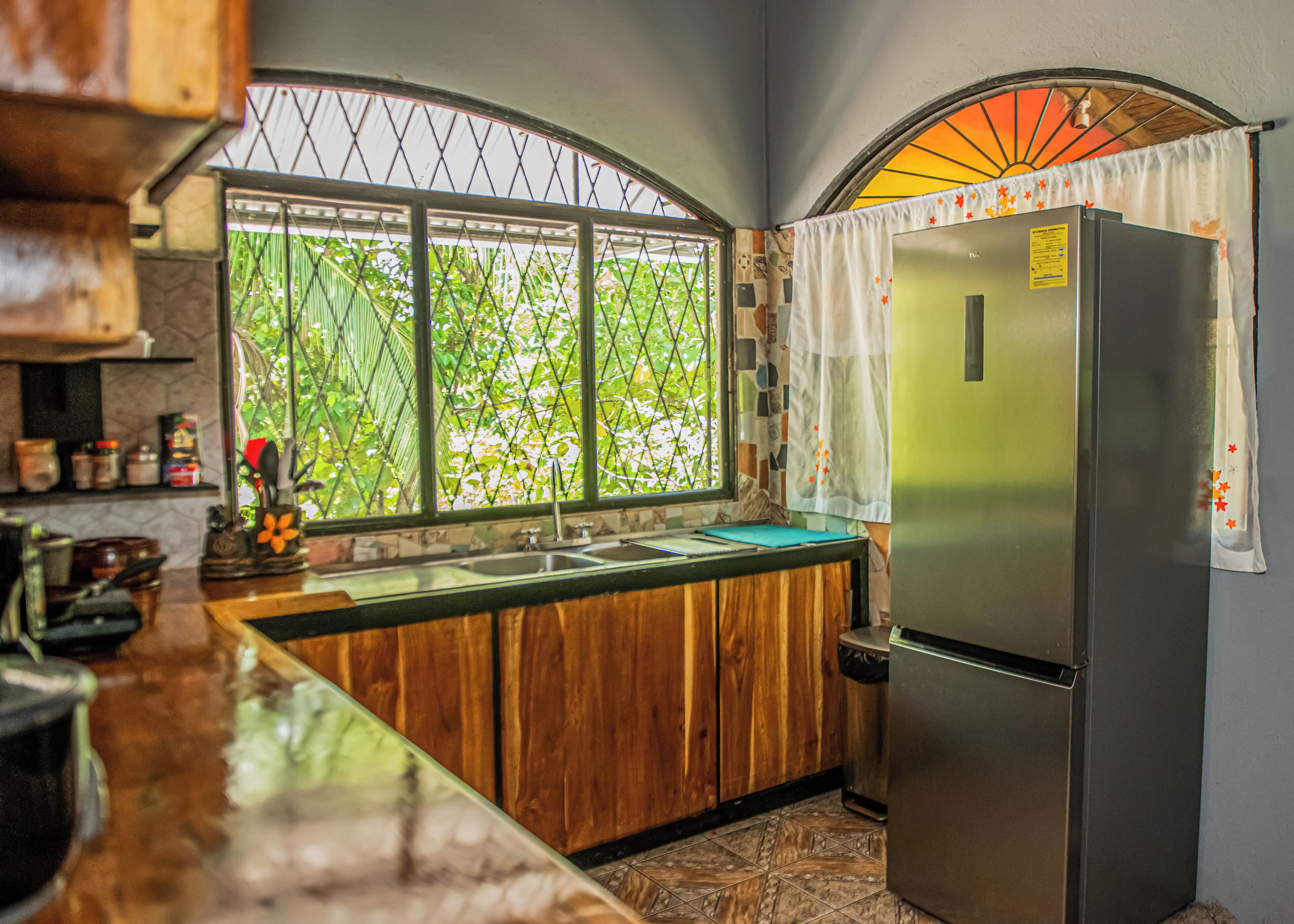 Microondas, cafetera y tetera, licuadora y utensilios de cocina 