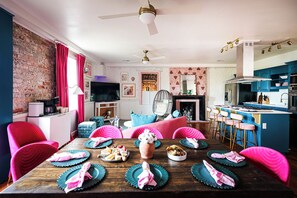 Dining - 9 beauty bars, Photo booth, Karaoke-Girls Getaway steps away from River Street (Savannah)