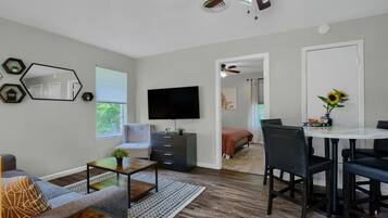 2 habitaciones, tabla de planchar con plancha, wifi y ropa de cama