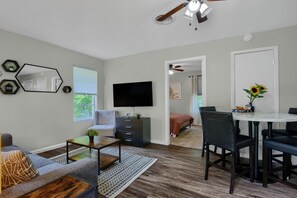 2 عدّة غرف نوم ومكواة/لوح كي وواي فاي وملاءات أسرّة