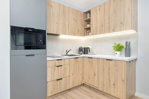 Apartamento, 1 quarto, sacada | Cozinha privada | Micro-ondas, lava-louças, cafeteira/chaleira