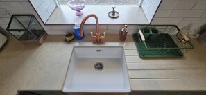 Douche, séchoir à cheveux, serviettes fournies, savon