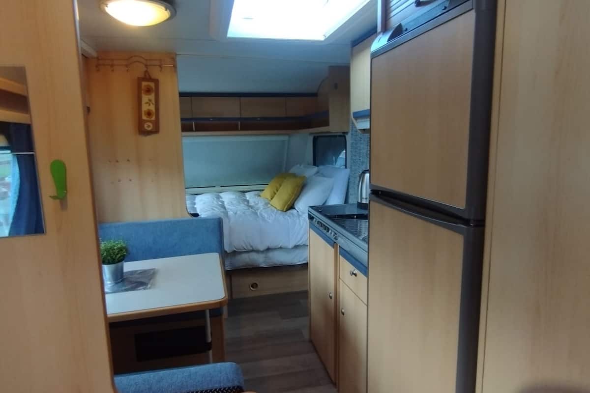 Casa rodante de diseñador, vista a la montaña | Cortinas blackout, tabla de planchar con plancha y wifi gratis