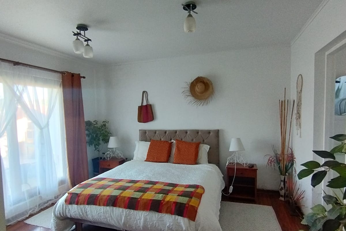 Habitación romántica, vista al jardín | Cortinas blackout, tabla de planchar con plancha y wifi gratis