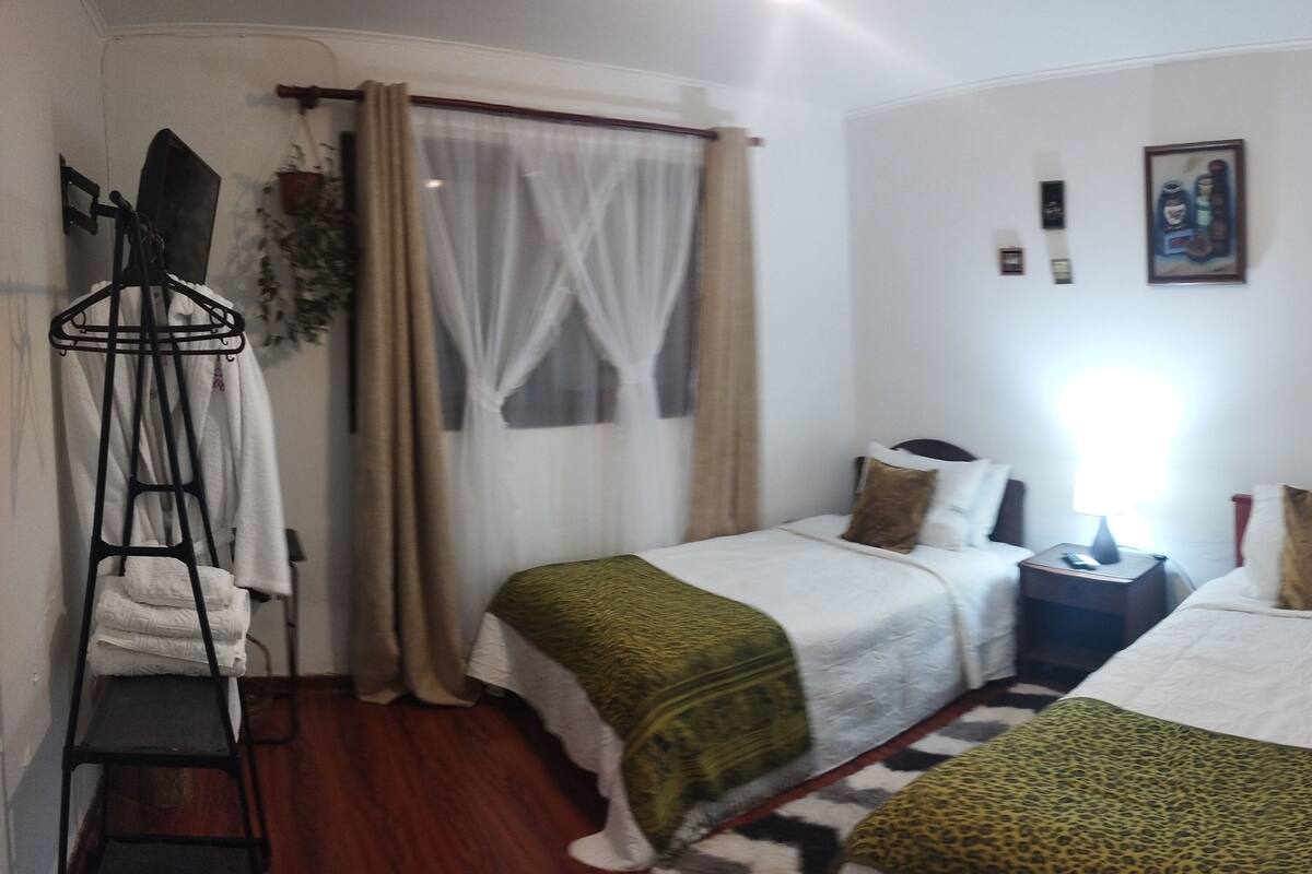 Dormitorio compartido clásico, vista a la montaña | Cortinas blackout, tabla de planchar con plancha y wifi gratis