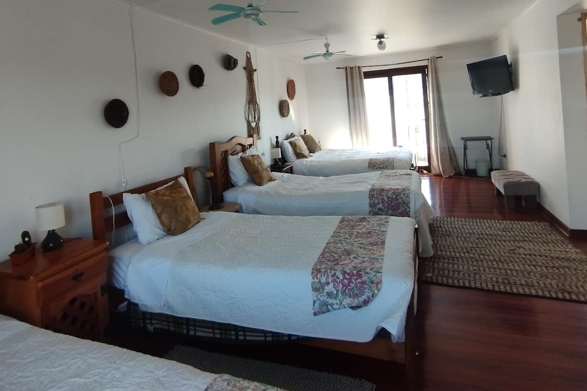 Habitación cuádruple familiar, vista a la montaña | Cortinas blackout, tabla de planchar con plancha y wifi gratis