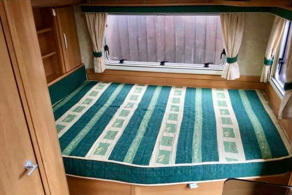 Casa rodante Deluxe, vista a la montaña | Cortinas blackout, tabla de planchar con plancha y wifi gratis