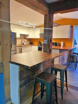 Fridge, microwave, oven, stovetop - Spacious & Private Cottage | Escape into Nature| Deep River, Algonguin (Chalk River)