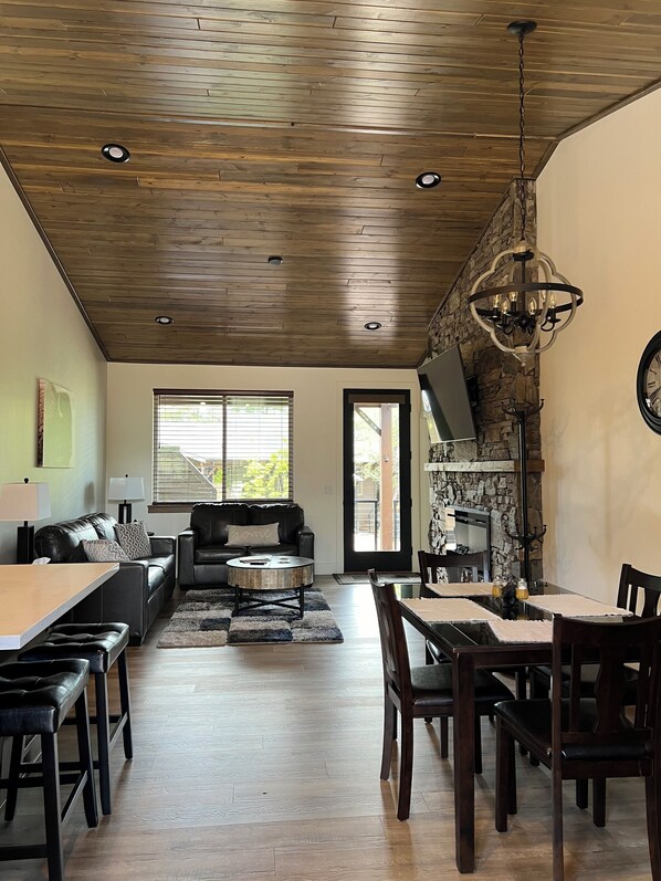 Dining - Charming 2-bedroom Villa in Show Low, AZ close to Torreon Golf community. (Show Low)