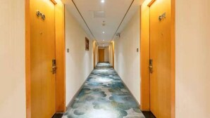 Un pasillo de hotel con puertas de madera, cada una con un número.