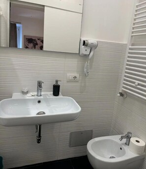 Secadora de cabello, toallas, jabón, papel de baño 