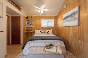 1 bedroom, travel crib, WiFi, bed sheets - Eagle's Landing • Hot Tub & Panoramic Lake Views (Port Angeles)