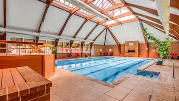 Alberca techada y alberca climatizada