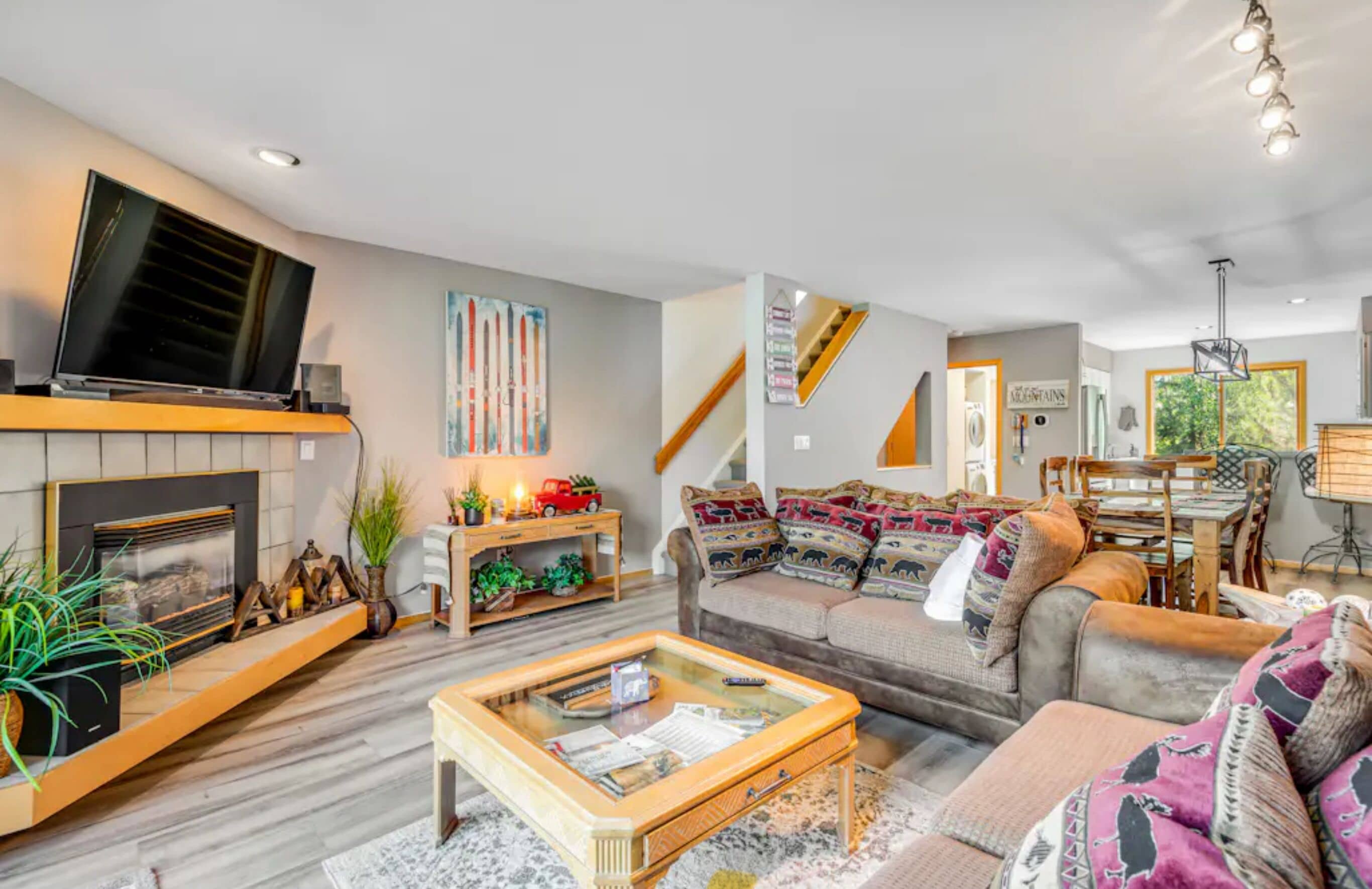 Smart TV, chimenea y libros 