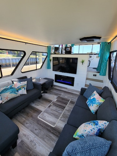 Floating Villa ¤ Epic Views ¤ Close to Downtown, Dining, & Shopping!