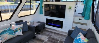 Floating Villa ¤ Epic Views ¤ Close to Downtown, Dining, & Shopping!