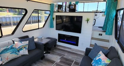 Floating Villa ¤ Epic Views ¤ Close to Downtown, Dining, & Shopping!