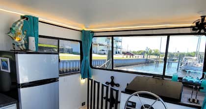 Luxury Yacht! Incredible Views! Close to Downtown!