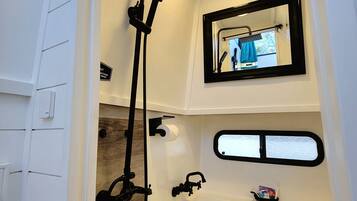 HandtĂŒcher, Seife, Shampoo, Toilettenpapier