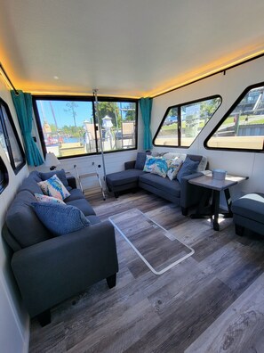 Smart TV, fireplace - Floating Villa ¤ Epic Views ¤ Close to Downtown, Dining, & Shopping! (Panama City)