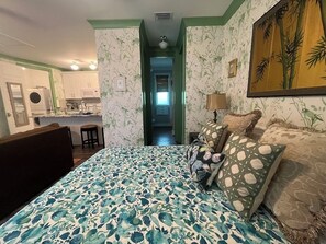 1 bedroom, iron/ironing board, travel cot, free WiFi - Cozy studio with AC and WiFi in delightful Downtown Fort Myers (Fort Myers)