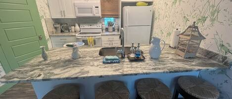 冷蔵庫、電子レンジ、オーブン、コンロ