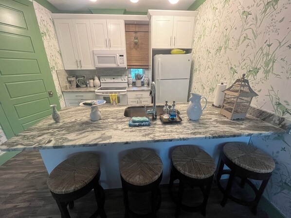 Fridge, microwave, oven, stovetop - Cozy studio with AC and WiFi in delightful Downtown Fort Myers (Fort Myers)