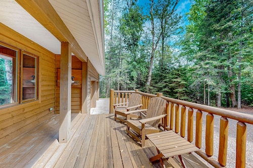 Serene Lakefront home with fire pit, dock & WIFI