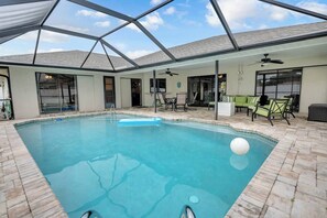 A heated pool - Comfortable 3BR Home w/ Solar Heated Pool & Large Screened Lanai (Cape Coral)