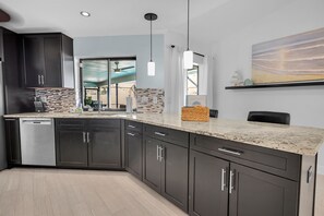 冷蔵庫、電子レンジ、オーブン、コンロ