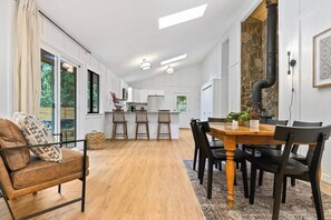 Dining - Sandy River Retreat | Pet Friendly | Epic Fishing (Sandy)