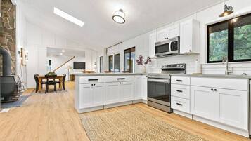 ثلاجة، فرن، غسالة أطباق، ماكينة لصنع القهوة/الشاي