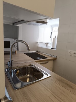 Fridge, microwave, stovetop, coffee/tea maker - Vivienda Rural El Mirador una Ventana a Cuatro Provincias (Chiclana de Segura)