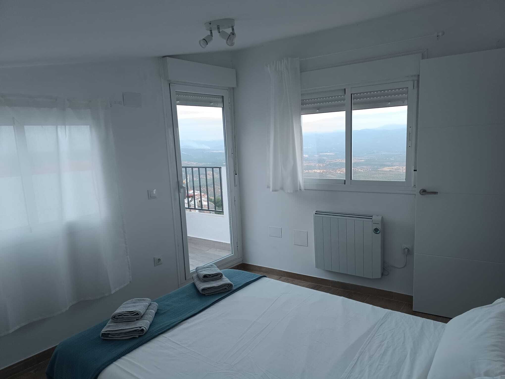 3 habitaciones, tabla de planchar con plancha y cuna de viaje 