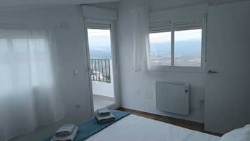 3 habitaciones, tabla de planchar con plancha y cuna de viaje