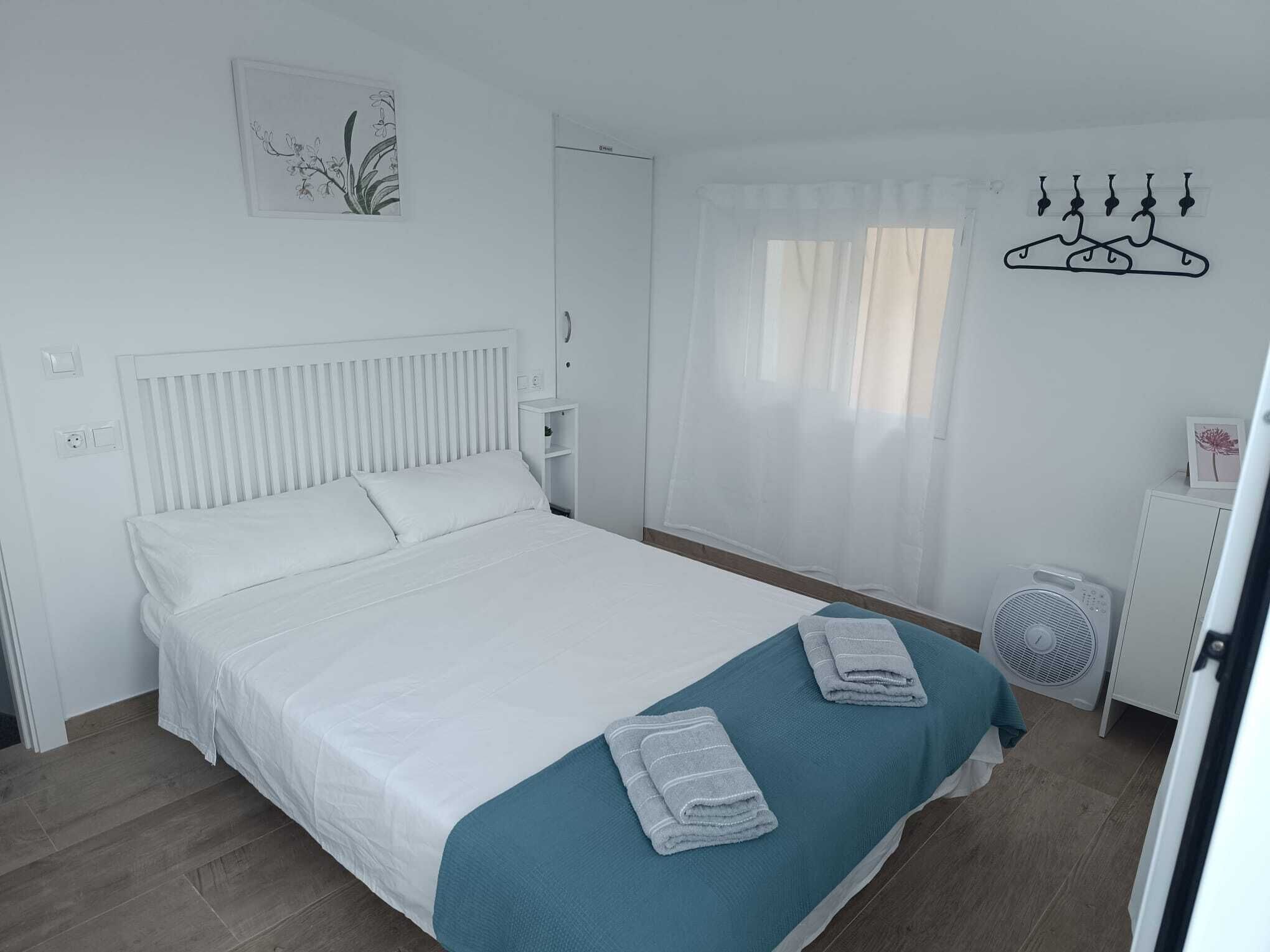 3 室のベッドルーム、アイロン / アイロン台、旅行用ベビーベッド、ベッドシーツ