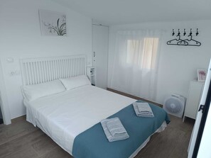 3 makuuhuonetta, silitysrauta/-lauta, vauvan matkasänky, vuodevaatteet