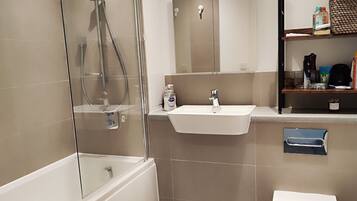 SĂšche-cheveux, serviettes fournies, savon, papier toilette