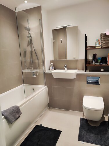  Spare Bedroom,  Wembley Stadium
