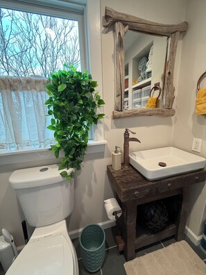 Dusch, handdukar och toalettpapper