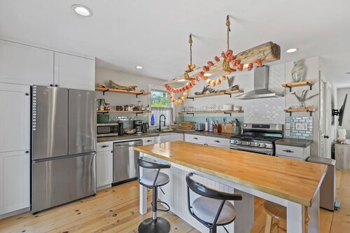 NYC to ZEN -  Walk to Beach, Ferry, & Restaurants + Hot Tub, Firepit, & Gym