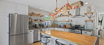 NYC to ZEN -  Walk to Beach, Ferry, & Restaurants + Hot Tub, Firepit, & Gym