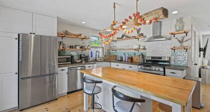 NYC to ZEN - Walk to Beach, Ferry, & Restaurants + Hot Tub, Firepit, & Gym