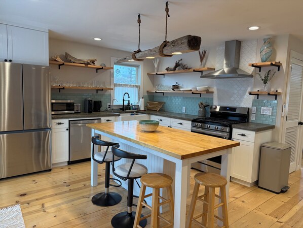 Kylskåp, mikrovågsugn, ugn och spishäll