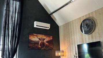 Smart-tv, böcker och en stereo