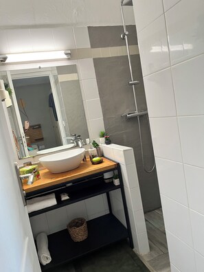 Haartrockner, Handtücher, Seife, Shampoo