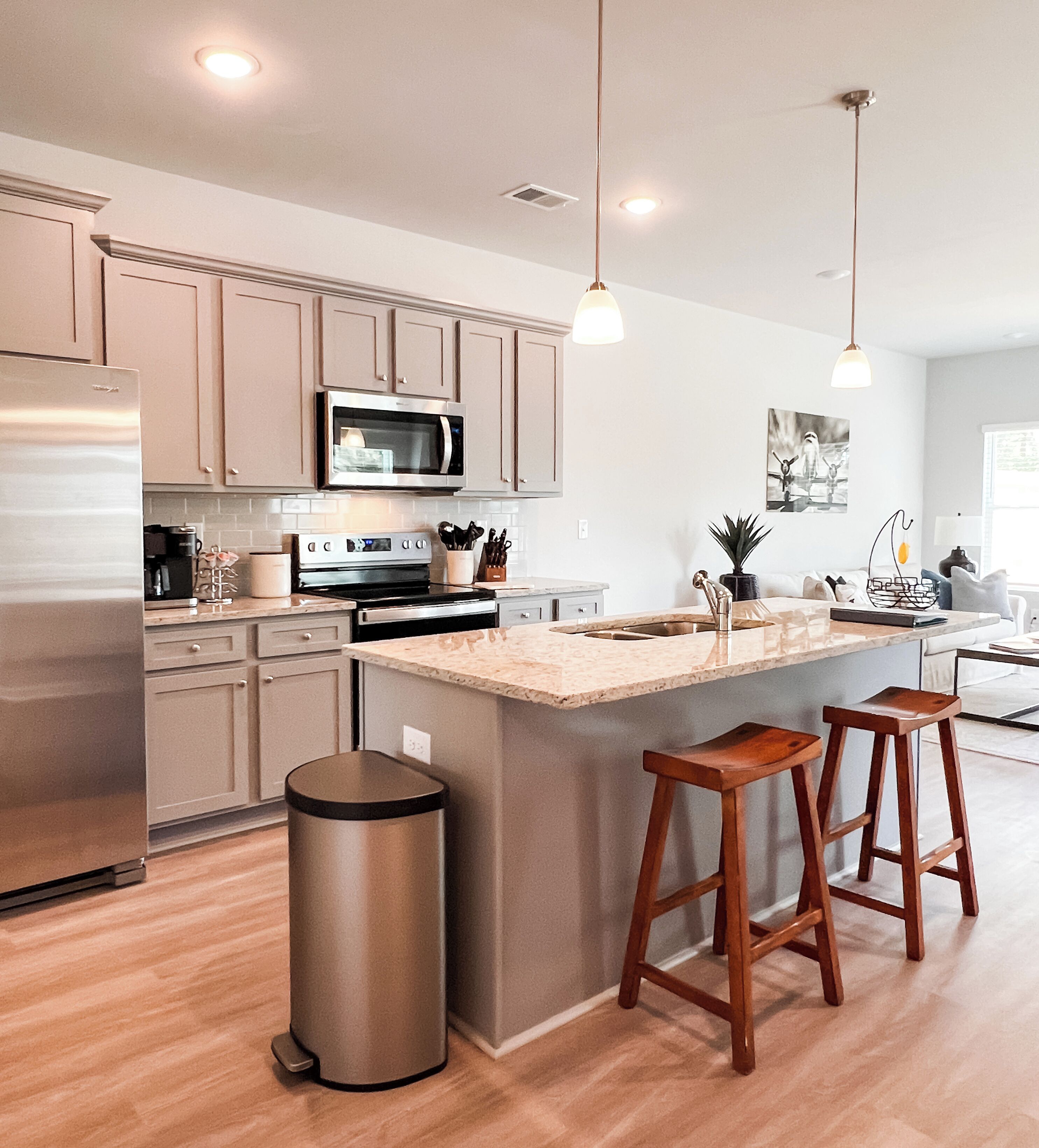 ثلاجة، ميكروويف، فرن، موقد طهي مسطح