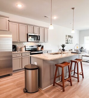 Fridge, microwave, oven, stovetop - Winter Specials! lakefront, pool,hottub, kayaks, & boat slip. (Eatonton)