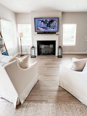 Smart TV, fireplace, books, stereo