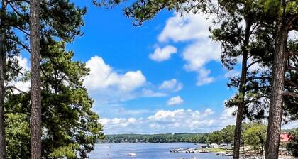 Lakefront, Dock, Kayaks, Paddleboards, Pool,Hot tub and access to boat rentals!